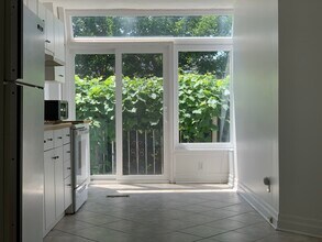 Building Photo - 484 Brock Av