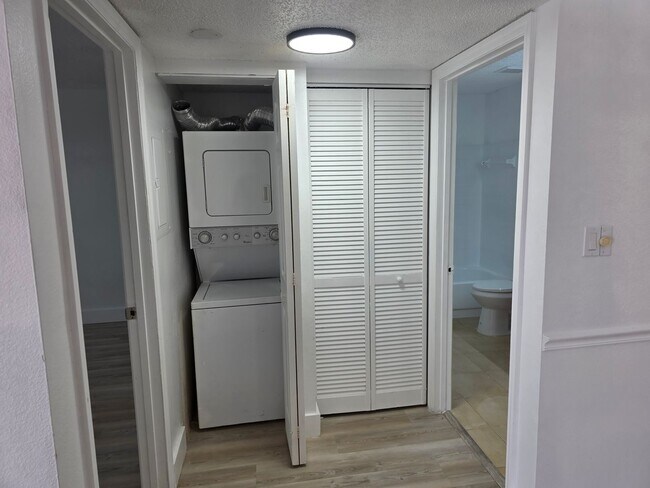 Foto del edificio - One Bed - One Bath - Water Front - First F...