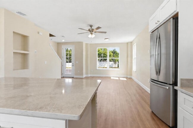 Cocina y sala de estar de concepto abierto - Casablanca Condos