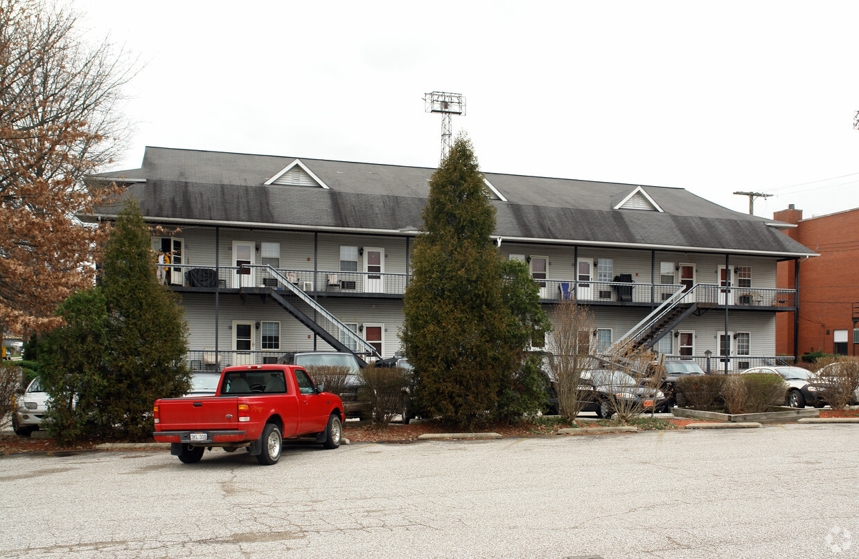Primary Photo - Oaks Village Apartments