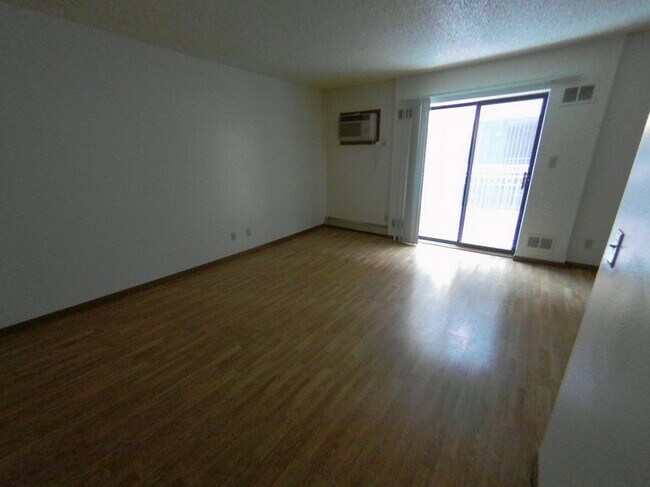 Building Photo - 633 S Dodge St