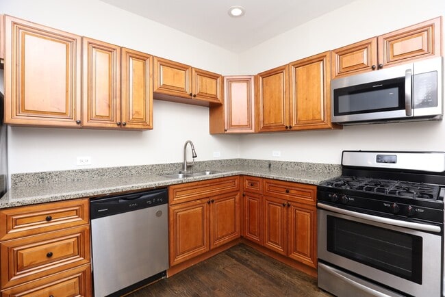 Building Photo - 1634 W Roscoe St