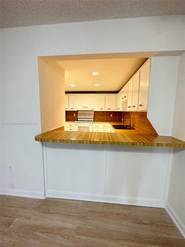 Foto del edificio - 7010 NW 186th St