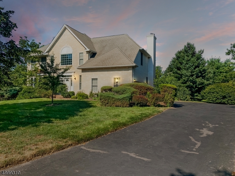Primary Photo - 9 Colonial Ct
