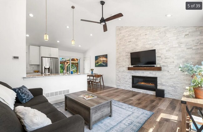 Building Photo - 6604 S Dahlia Cir