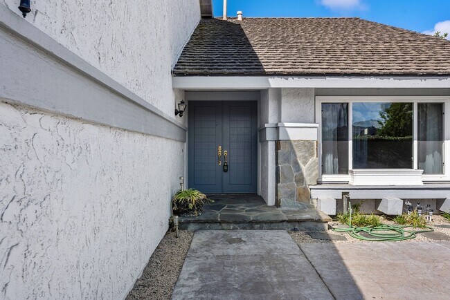 Foto del edificio - Coastal Elegance Meets Family Comfort in D...