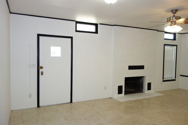 En la parte delantera se encuentra la puerta del salón. - 1745 S Birmingham Ave