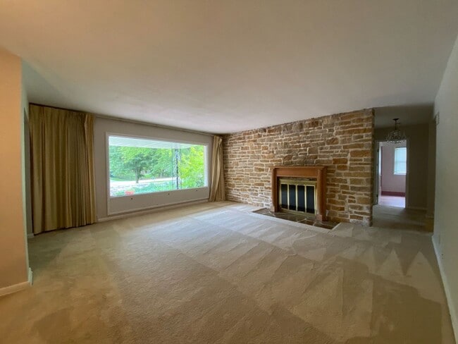 Building Photo - Spacious Ranch in Elm Grove!