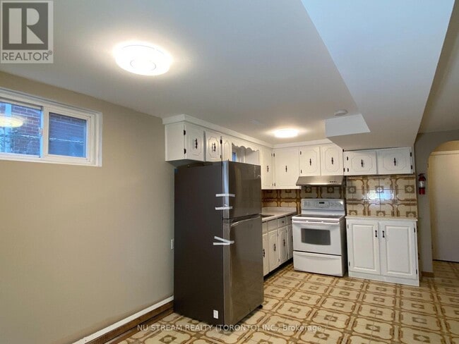 Building Photo - 30 Hickorynut Dr
