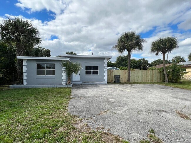 Building Photo - 1883 Breezy Ln