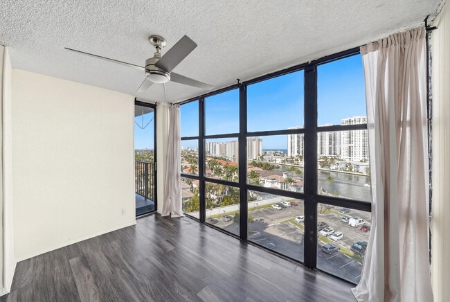 Foto del edificio - 1000 Parkview Dr