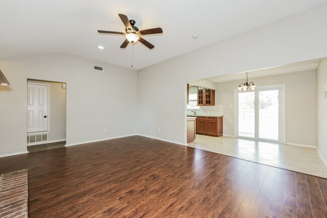 Foto del edificio - 3724 Clear Brook Cir