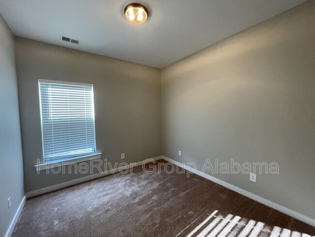 Building Photo - 163 Park Dr N