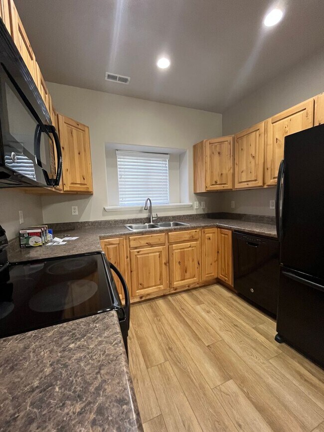 Building Photo - 3 Bedroom/2.5 Bathroom Townhome in Riverton