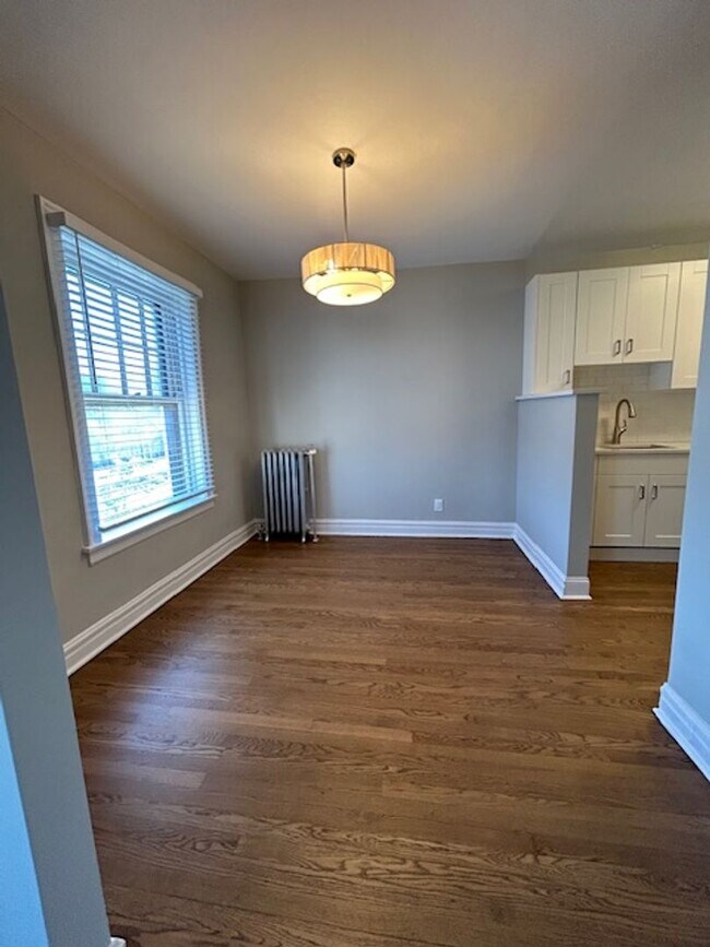 Foto del edificio - Edgewater Studio with Heat and Cooking Gas Included ~ No Security Deposit ~ Cat Friendly *ONE MON...