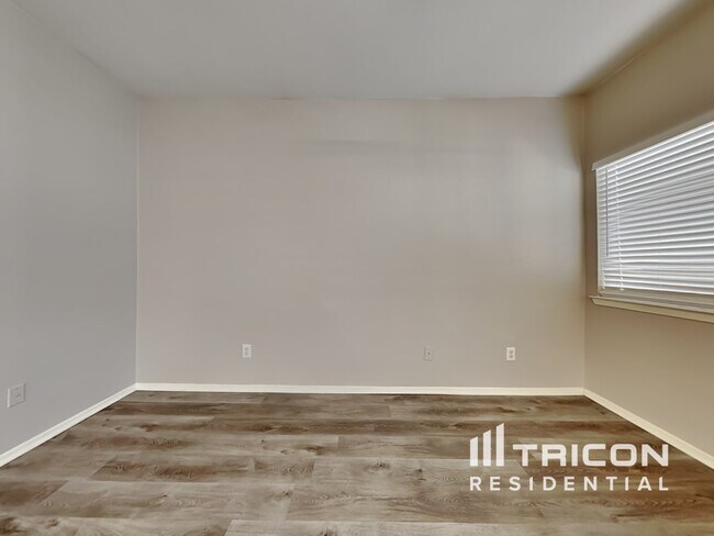 Foto del edificio - 6438 Provident Green Dr