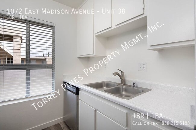 Foto del edificio - Gorgeous 1 Bed/1 Bath, Shimmering Pool and...