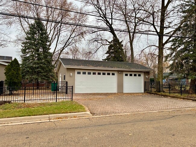 Foto del edificio - 360 Garden Ct