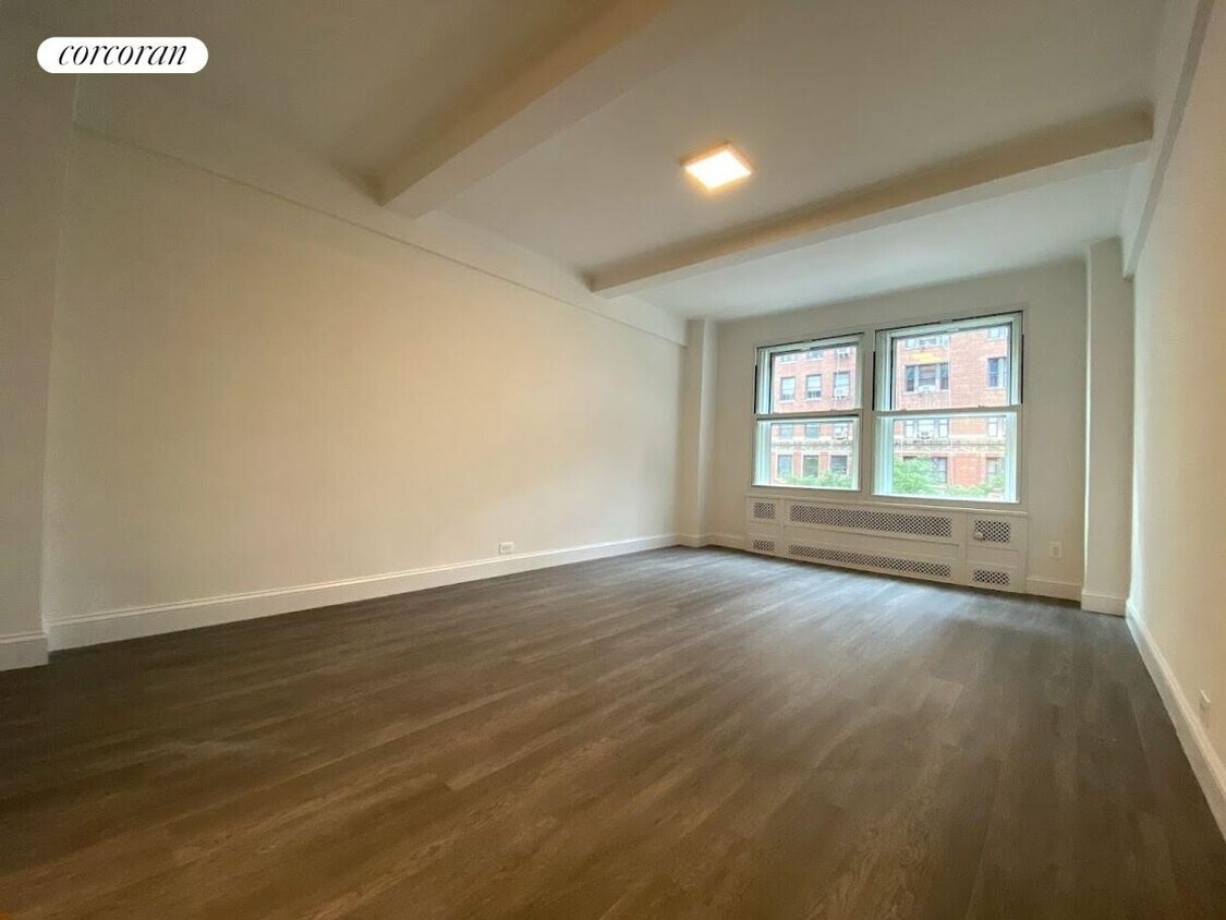 Foto principal - 433 W 34th St.