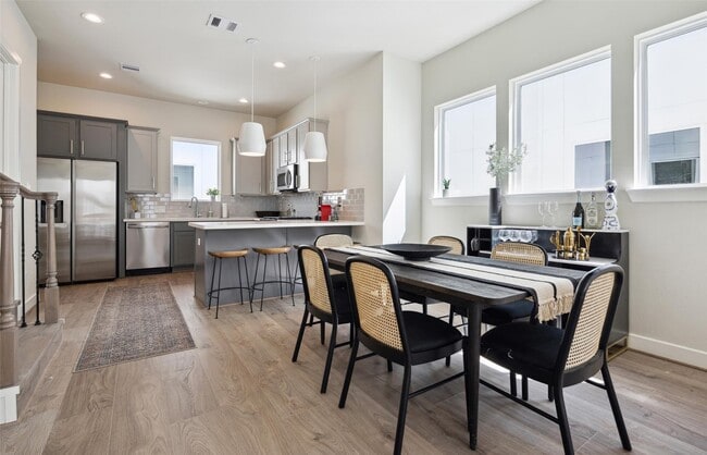 Building Photo - 137 Eastwood St