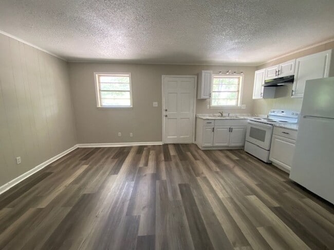 Foto del edificio - HALF OFF FIRST MONTHS RENT for qualified applicant** 1 Bed 1 Bath Apartment with Water and Trash ...