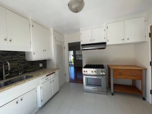 Building Photo - Renovated East Mesa Home 2 Doors From Shor...