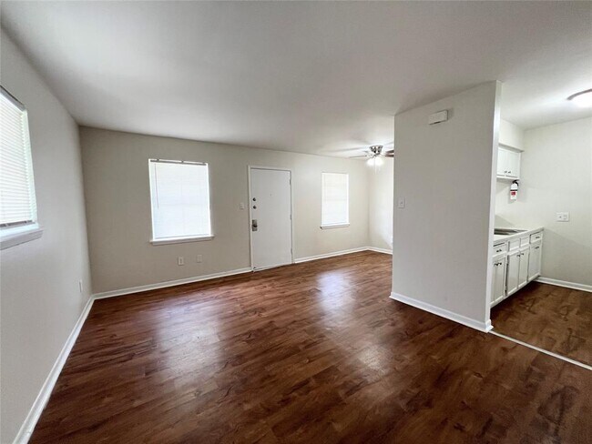 Foto del edificio - 321 E Cedar St