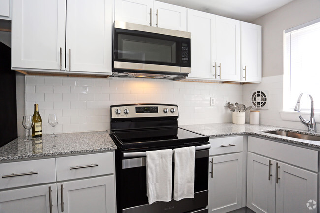 Kitchen - Laurel Manor Apartments