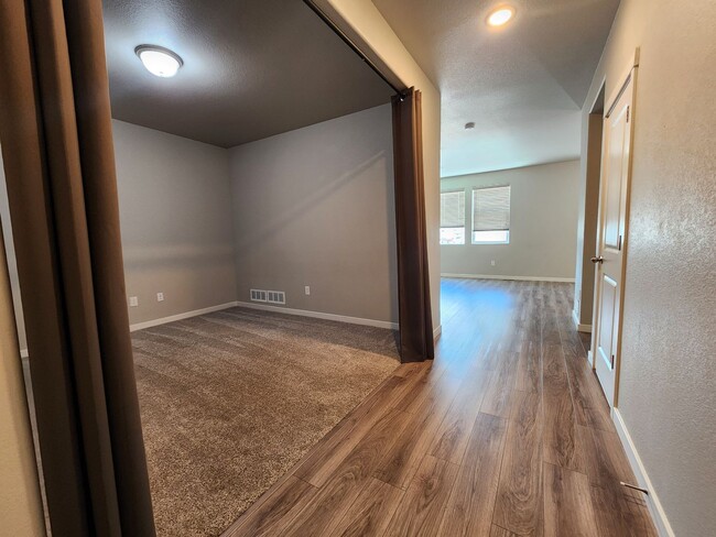 Building Photo - Stunning 3 Bed 3 Bath Home Near !!