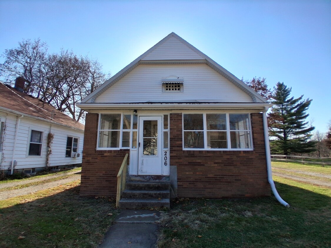 Primary Photo - 206 W 7th St