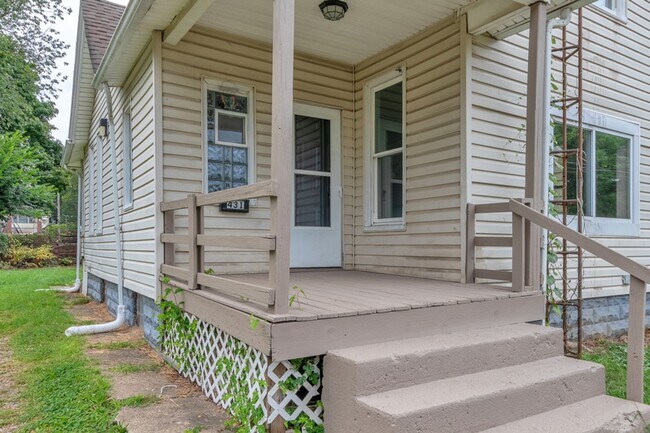 Foto del edificio - 2 Bed Home with Large Yard & Covered Porch – $1,295/mo