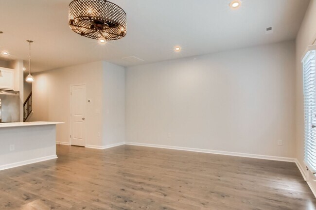 Building Photo - 3 Bedroom townhome in Raleigh