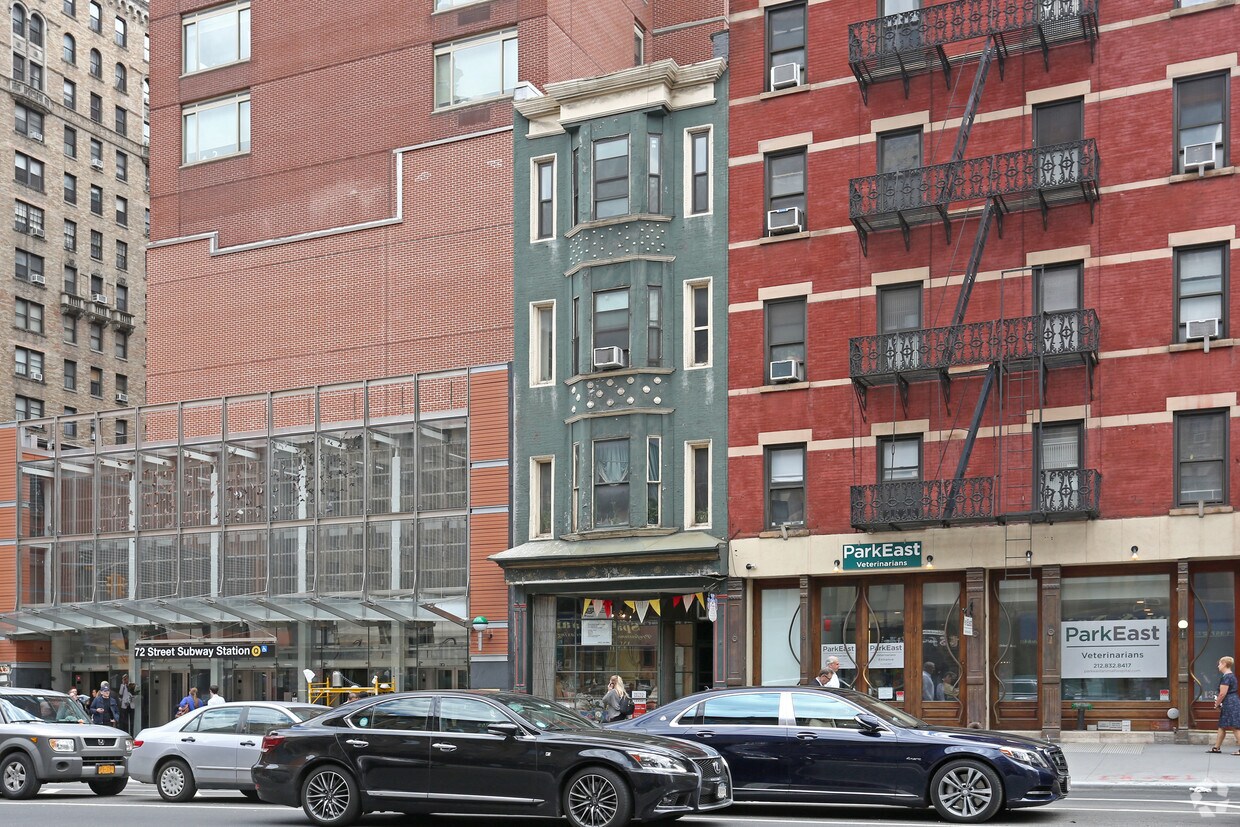 Building Photo - 1390 1/2 Second Ave