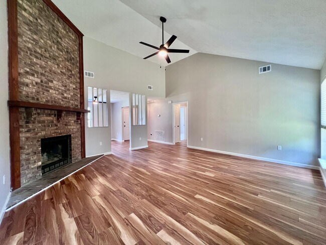 Building Photo - 409 Oak St