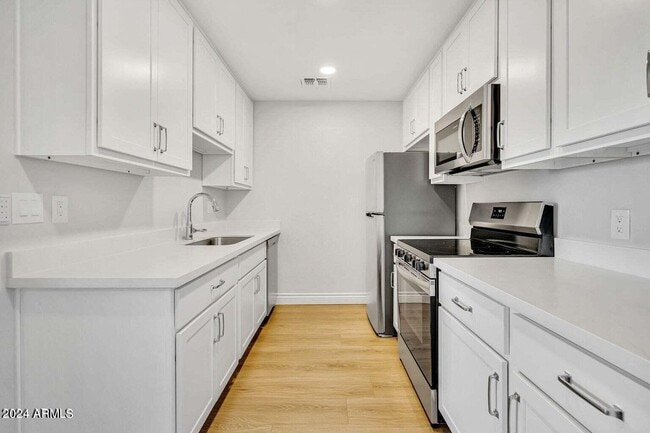 Building Photo - 3131 W Cochise Dr