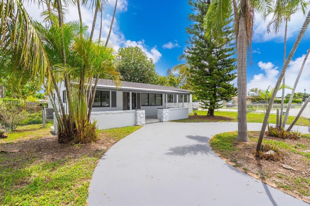 Foto principal - 1041 NW 199th St