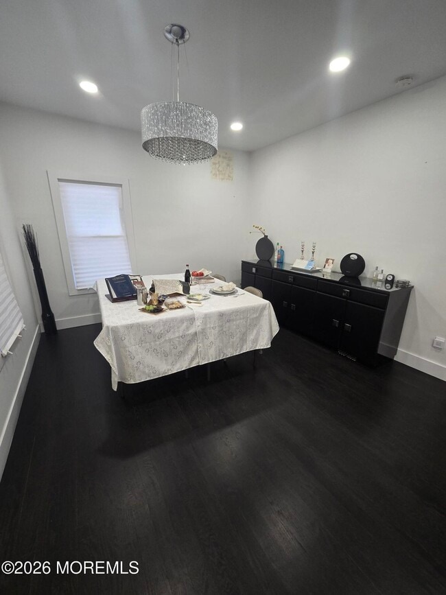 Building Photo - 486 W Lincoln Ave