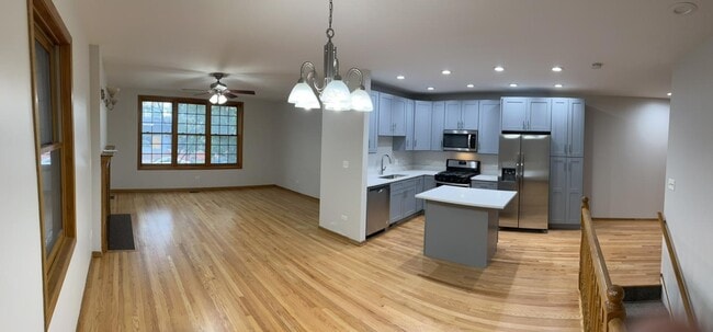Building Photo - 925 W Lakeside Pl
