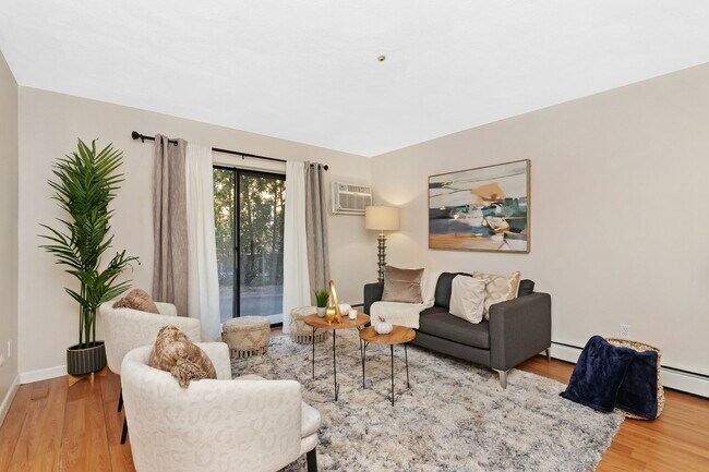 Living room with private patio - 100 Grand View Ave