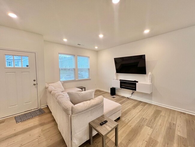 Foto del edificio - Luxurious, Newly Built 3BD, 2.5BA Raleigh ...