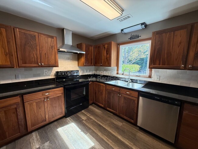 Building Photo - 916 Spring Hill Ct