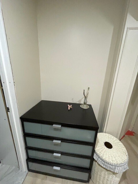 Vestidor 2 - 5140 Expressway Dr S