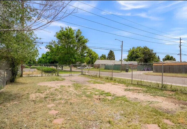 Building Photo - Fully Renovated Townhome Minutes from the ...