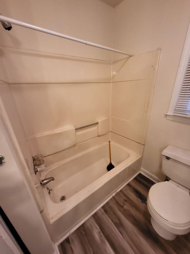 Building Photo - Well Maintained home in North Charlotte