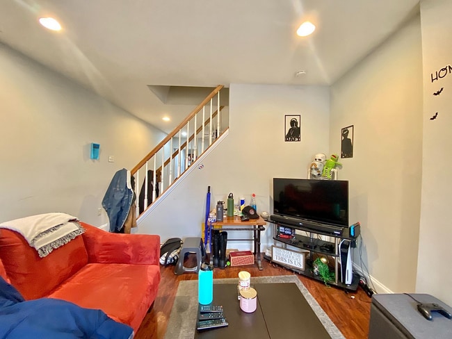 Building Photo - Upenn & Drexel! A spacious 4 bed/2 bath ho...