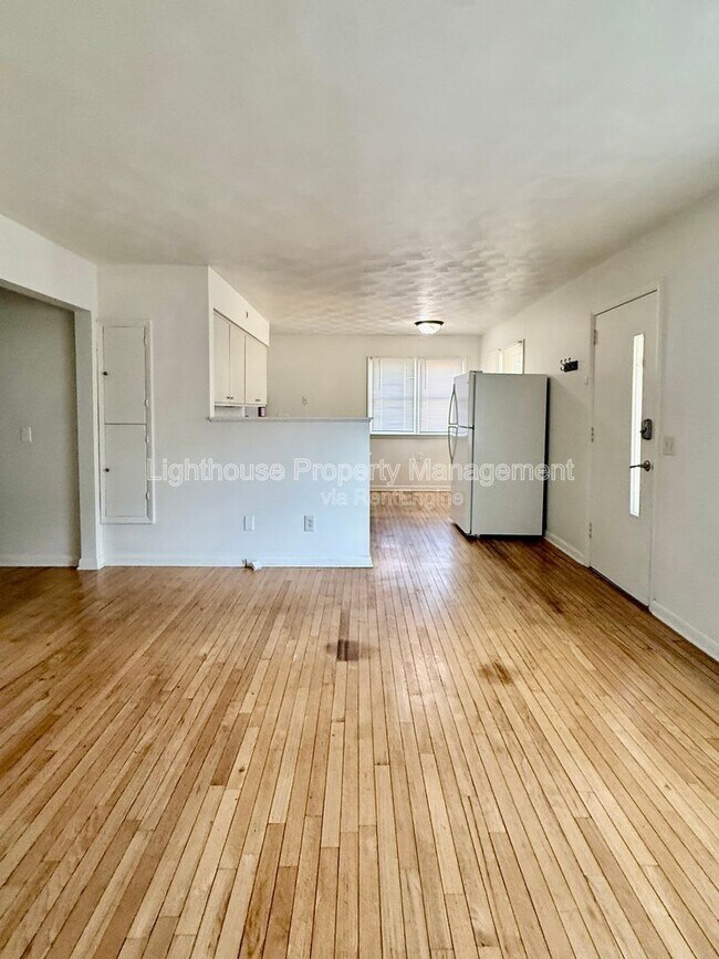 Foto del edificio - 2108 Woodbine Ave