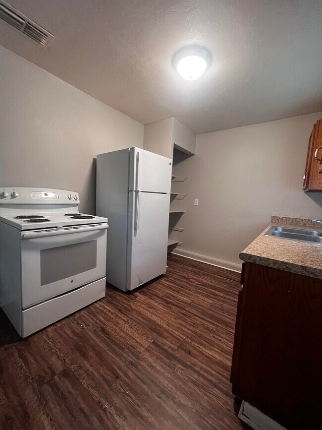 Foto del edificio - 3515 Falcon Dr