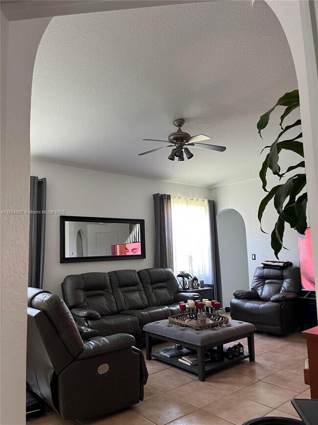 Foto del edificio - 1037 NE 37th Pl