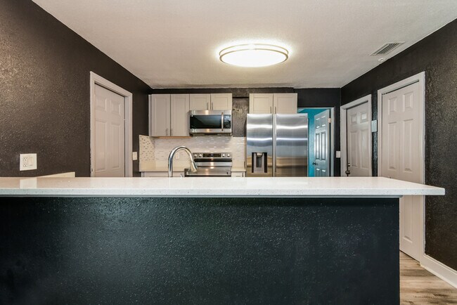 Foto del edificio - Spacious 3-Bedroom Home with Screened Pool Retreat