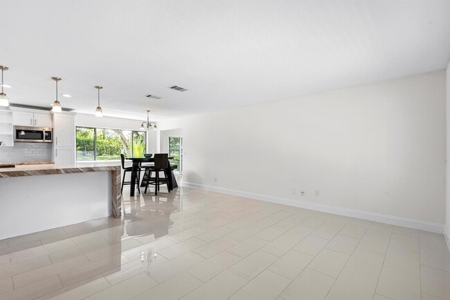 Building Photo - 766 SW Belmont Cir